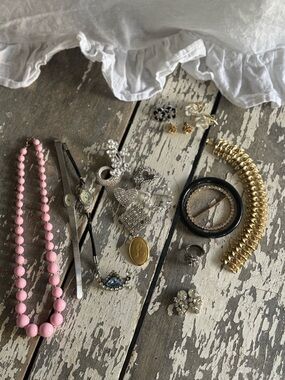 Wonderfully Shabby Vintage/Modern Jewelry Box Finds🩷